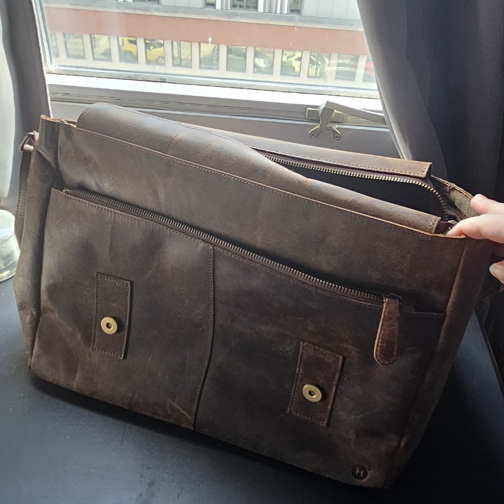 Classic Brown Leather Messenger Bag - Picture 2 of 8